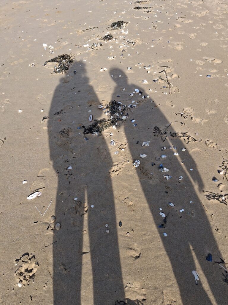 Conseillère d'orientation sur la plage pour séance avec un jeune entre 14 et 25 ans