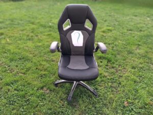 Formation syndrome de l'imposteur: l'image illustre un fauteuil avec un point d'interrogation au milieu de l'herbe