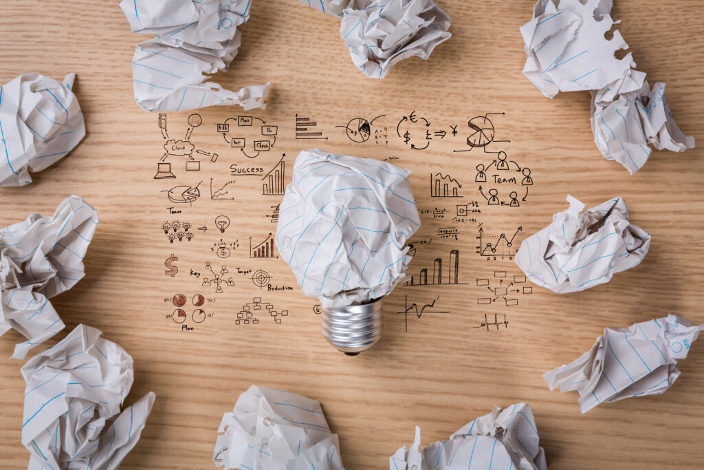 Lacher prise formation pour trier ses idées l'image représente des boulettes de papier celle du centre est en forme d'ampoule