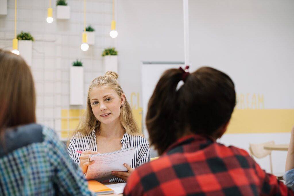 Des jeunes discutent lors d'un atelier orientation scolaire