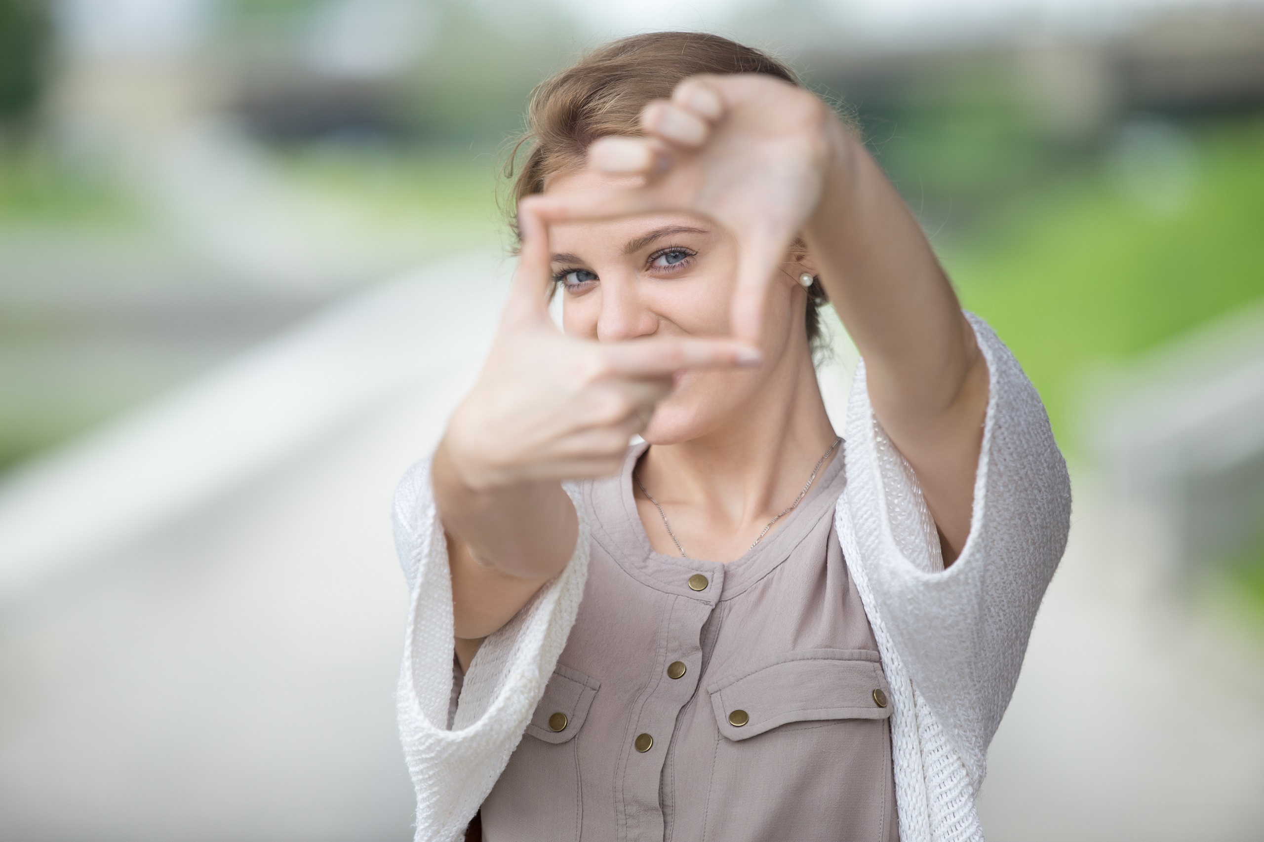 suite conseil orientation une jeune fille se voit différemment pour le montrer elle met ses mains en cadre devant son visage comme si elle voulait prendre sa conseillère d'orientation en photo