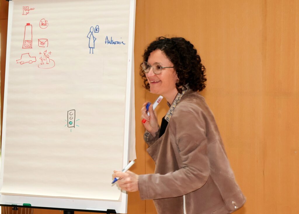 Séminaire sur mesure à Saint Nazaire; Emilie anime une session avec un paper board et de la facilitation graphique