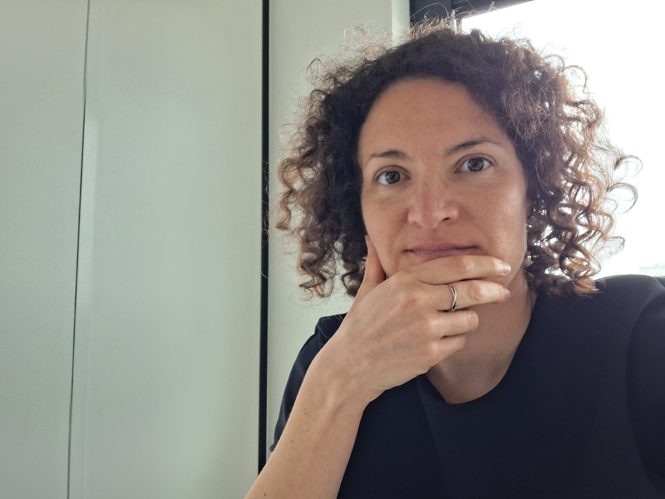 Bilan de compétences de sème&lie Saint Nazaire Emilie COUTANT dans son bureau
