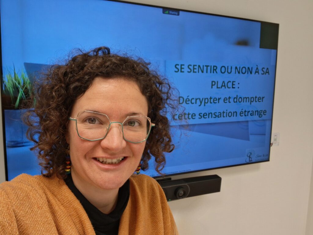 Syndrome de l'imposteur Sème&Lie Emilie COUTANT devant l'écran de présentation à St Nazaire