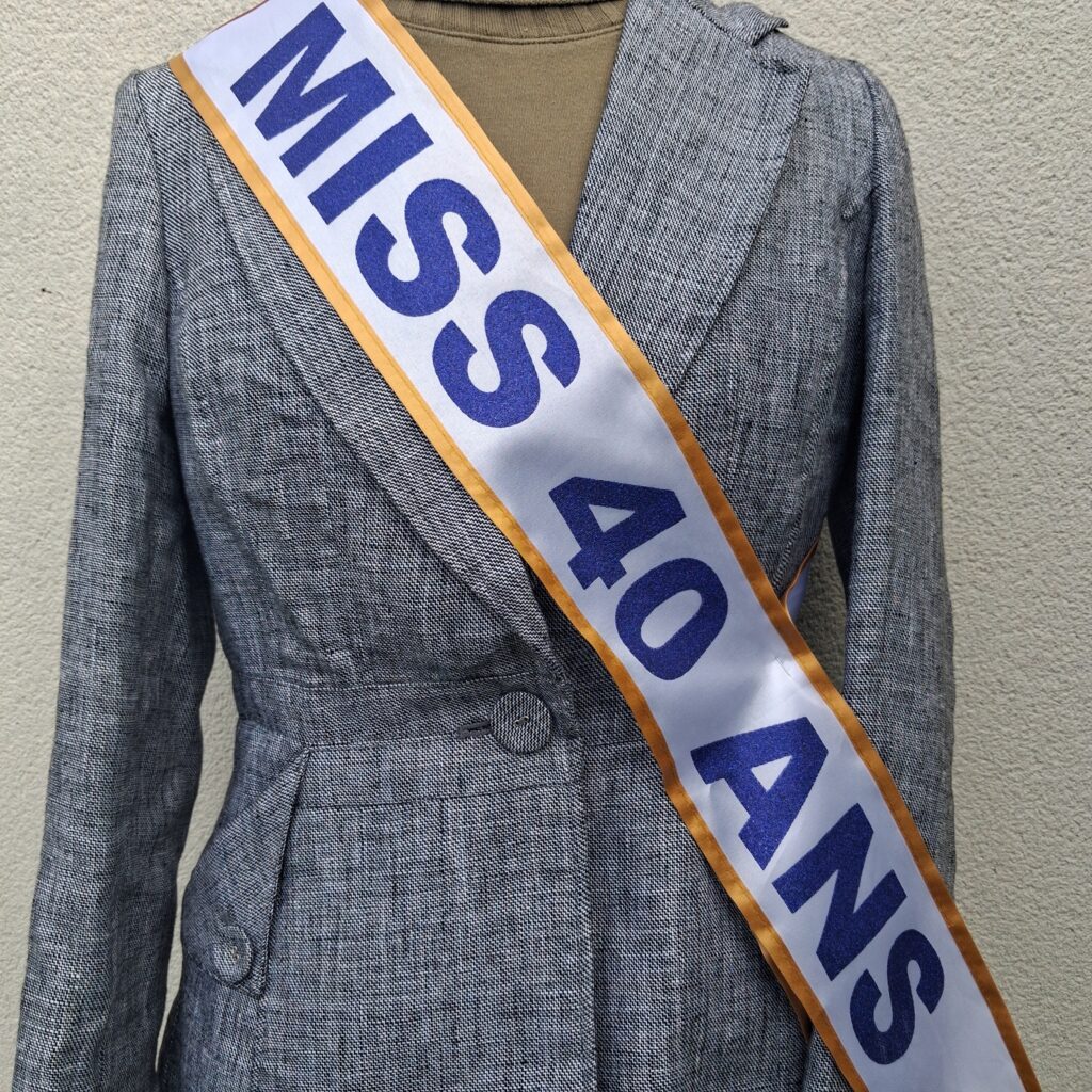 reconversion-professionnelle-40-ans-saint-nazaire un mannequin porte une écharpe miss 40 ans