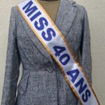 reconversion-professionnelle-40-ans-saint-nazaire un mannequin porte une écharpe miss 40 ans