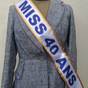 reconversion-professionnelle-40-ans-saint-nazaire un mannequin porte une écharpe miss 40 ans