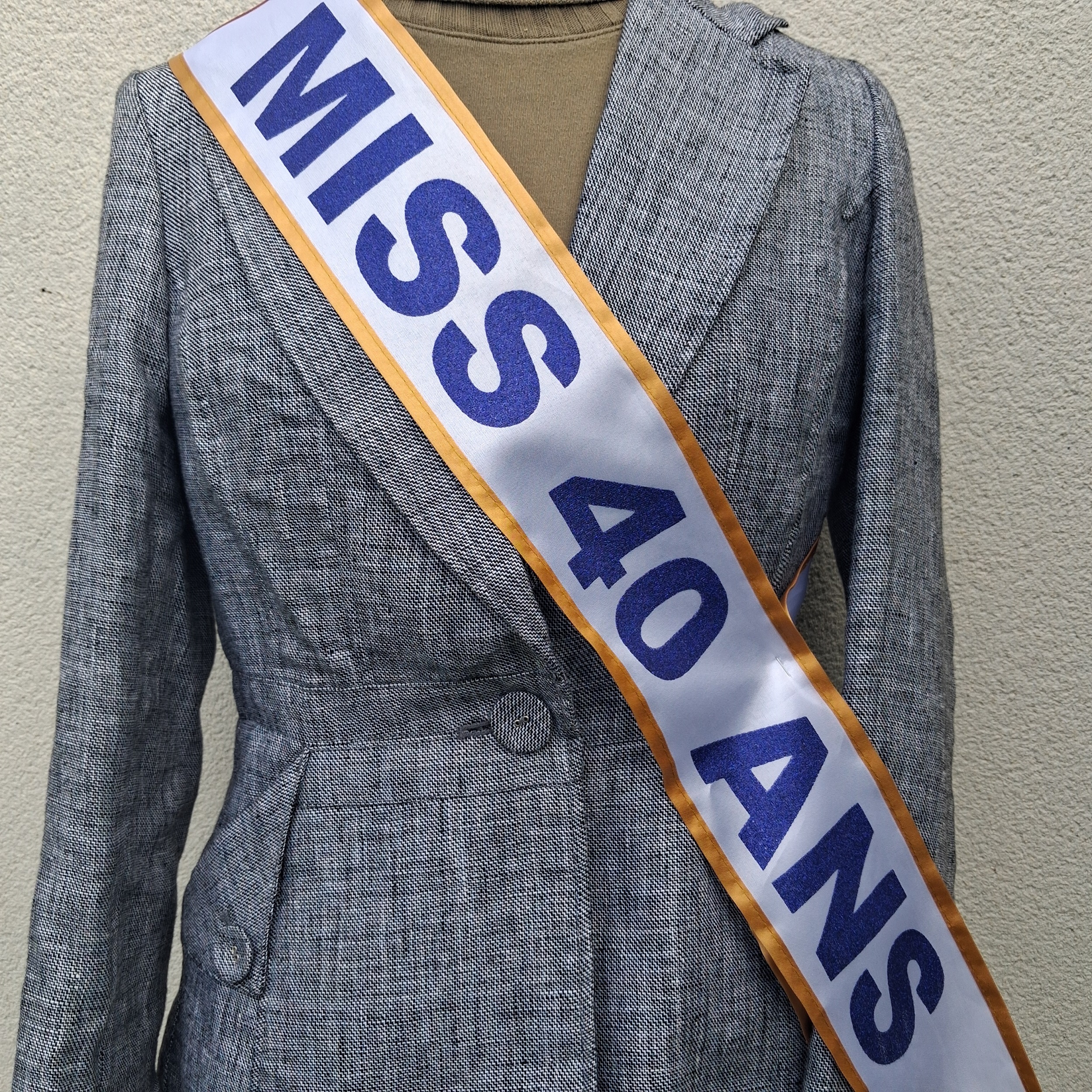 reconversion-professionnelle-40-ans-saint-nazaire un mannequin porte une écharpe miss 40 ans