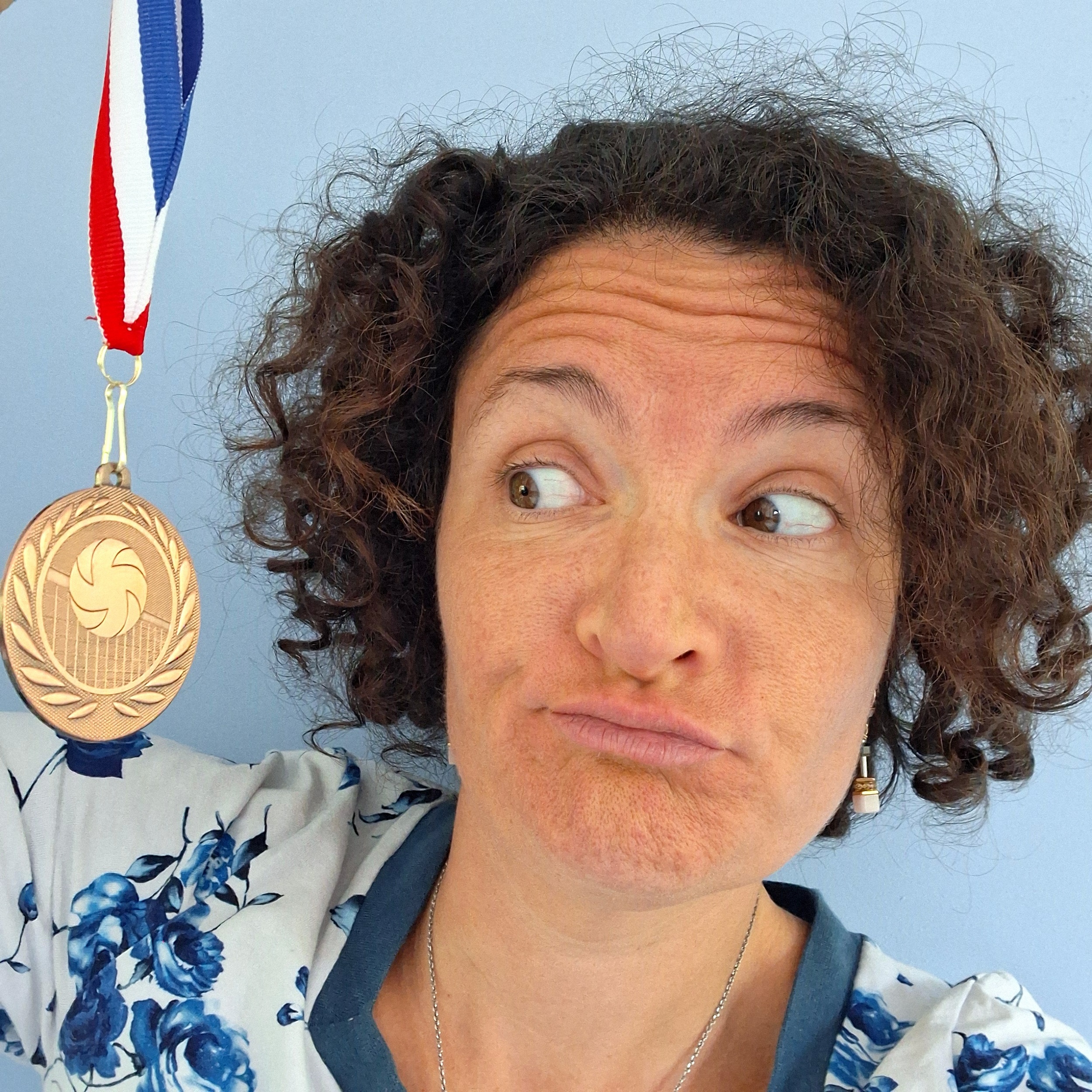 Sème&Lie Reconnaissance au travail Emilie fait la moue face à une médaille